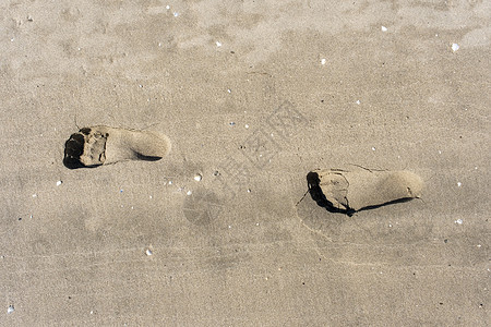 沙滩上的脚足足迹图片