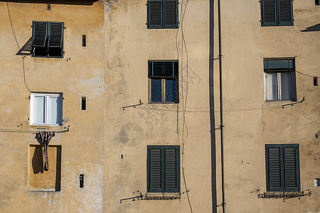 在托斯卡纳中世纪镇的一座旧楼面上有窗户 大窗户图片