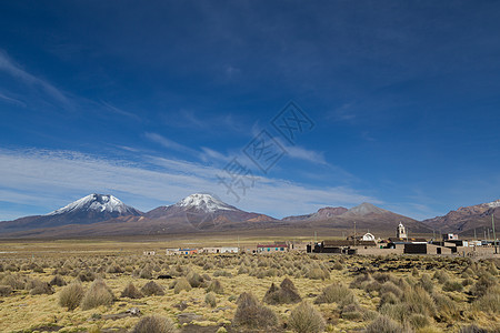 玻利维亚Sajama村和火山景观图片