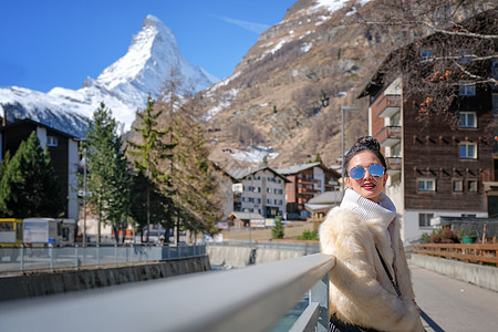 年轻女旅游者看到雪山的美丽景色h图片