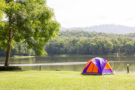 在森林野营地点露营地的穹顶帐篷 山 场地 旅游图片