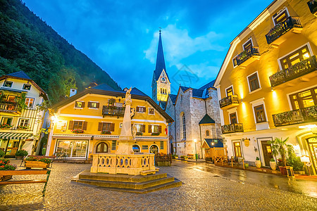 晚上在奥地利阿尔卑斯山 Hallstat镇古城广场 村庄 户外的图片