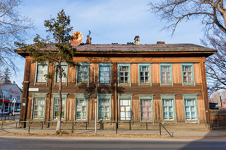 俄罗斯市街中间两层旧木制房屋 位于俄罗斯市区街道中央 省城 古老的街道图片