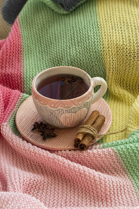冬季组合物 配有彩色针织格子 一杯加肉桂和茴香的茶 秋冬假期 居家般的舒适氛围图片