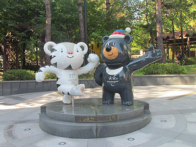 索霍朗和班达比 平川2018年奥运会吉祥物 汉城 老虎背景图片