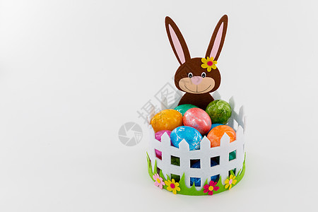 带复活节兔子的篮子里 有丰富多彩的复活节鸡蛋 礼物 蓝色的图片