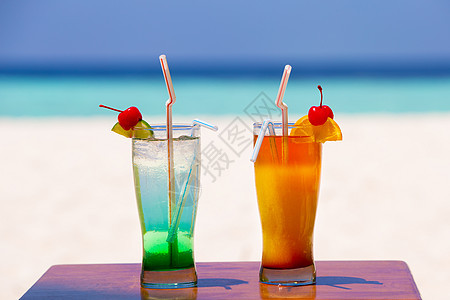 在马来迪芬岛海滩上 两杯多彩鸡尾酒图片