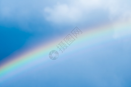 彩虹在梦幻的蓝色天空中 精神和自然背景中 积云 天堂背景图片