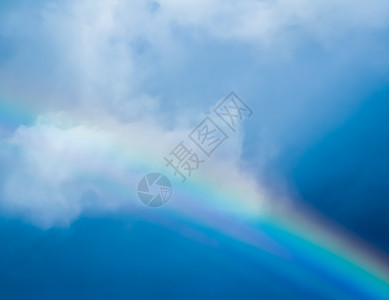 彩虹在梦幻的蓝色天空中 精神和自然背景中 天堂 魔法背景图片