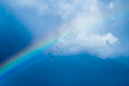 彩虹在梦幻的蓝色天空中 精神和自然背景中 雨 幻想图片