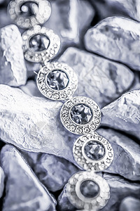 奢华钻石手镯 珠宝和时装品牌 假期 婚礼 丝绸背景图片