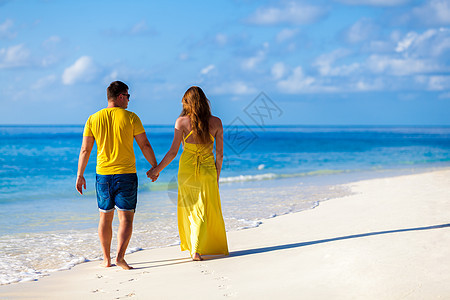 马尔代夫 一对夫妇在海滩上散步 微笑 夫妻 女士图片
