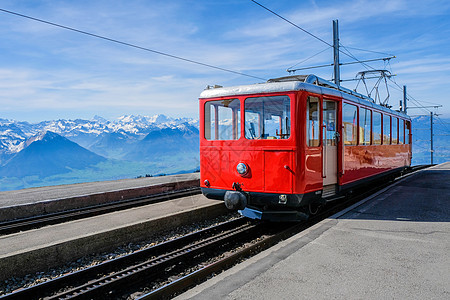 在里吉山上最有名的红色电动旅游者Switzer火车 一月 顶峰图片