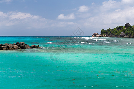 有一些岩石和小岛的水域 泻湖 天堂 旅游图片