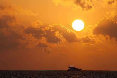 日落 有船朝大海 热带 自然 海洋 美丽 太阳 天空图片