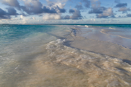 在海浪横波的岛屿上的海滩上 海景 海洋 天堂 空的图片