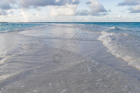 在海浪横波的岛屿上的海滩上 夏威夷 阳光 海景 日落图片