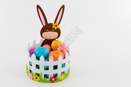 带复活节兔子的篮子里 有丰富多彩的复活节鸡蛋 耳朵 宗教图片