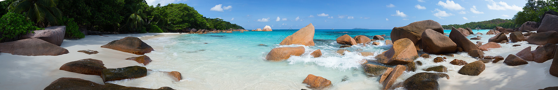 海滩的全景 大石头和白沙 异国情调 花岗岩 美丽的 棕榈图片