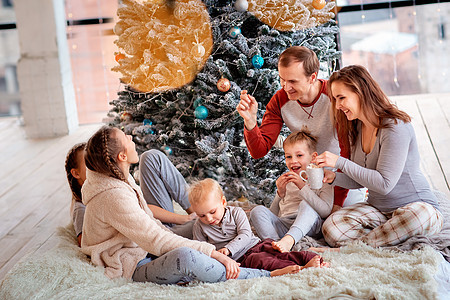家庭快乐 孩子们在圣诞树附近玩得开心 婴儿图片