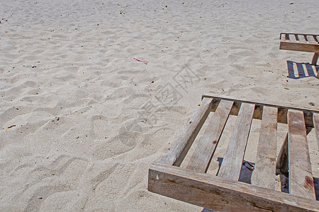 沙滩日光浴用木制太阳护晒椅 海 海滨 沙滩椅 享受图片