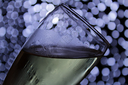 香槟杯在圣诞节的灯光上 草药 酒精 假期 烈酒 红酒杯图片