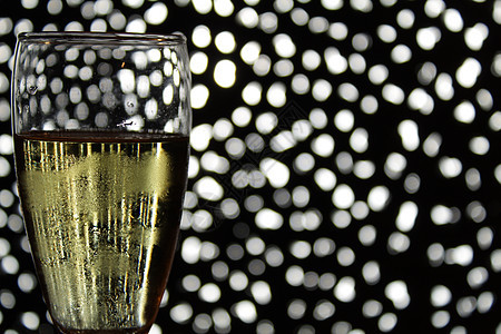 香槟杯在圣诞节的灯光下烤面包 喝 干杯 香槟酒图片