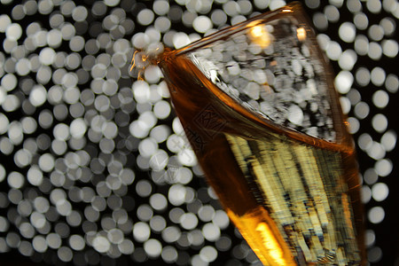 香槟杯在圣诞节的灯光下烤面包 饮料 派对图片