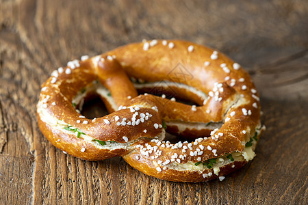 巴伐利亚椒盐卷饼 可口 面包店 黄油 桌子 韭菜 午餐图片