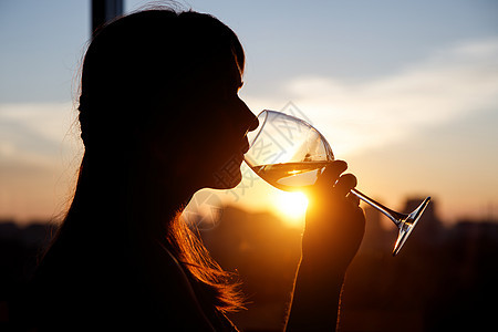 女孩在日落时喝杯酒 品尝 葡萄酒 霞多丽 派对 乐趣 金的图片