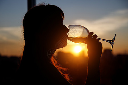 女孩在日落时喝杯酒 品尝 夫妻 手 蜜月 爱 酒精图片