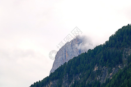 多洛米特意大利高山 福吉天空 阿尔卑斯山 有雾 雨后图片