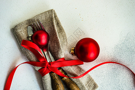 圣诞桌式 餐巾 浆果 新年 圣诞节 石头 丝带 静物 空的图片