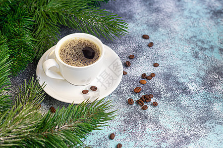 一杯香浓可口的咖啡 它被放置在由咖啡豆制成的基底上 新年假期概念 在浅色背景上 冬天 礼物图片