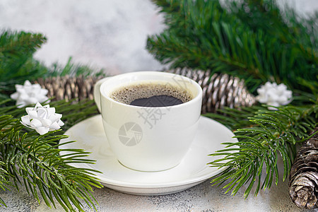 一杯香浓可口的咖啡 它被放置在由咖啡豆制成的基底上 新年假期概念 在浅色背景上 柠檬 酸橙图片