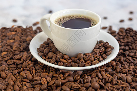 一杯香浓可口的咖啡 它被放置在由咖啡豆制成的基底上 新年假期概念 在浅色背景上 酒吧 液体图片