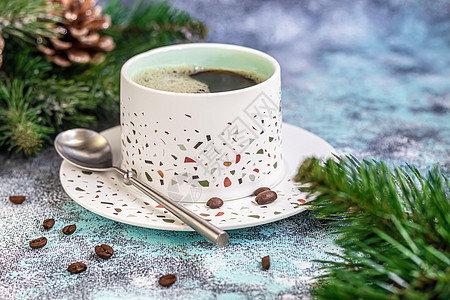 一杯香浓可口的咖啡 它被放置在由咖啡豆制成的基底上 新年假期概念 在浅色背景上 甜的 童话图片