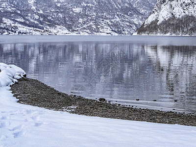 挪威Framfjorden的fjord湖河冬季风景 挪威的冬天 雪图片