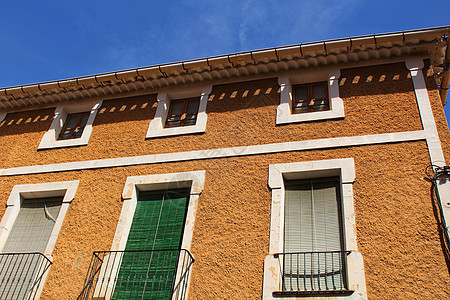 西班牙穆尔西亚卡拉瓦卡德克鲁斯的多彩和壮丽的老房子外 墙 狭窄的街道图片