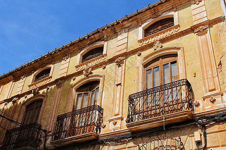 西班牙穆尔西亚卡拉瓦卡德克鲁斯的多彩和壮丽的老房子外 早晨 阳光图片