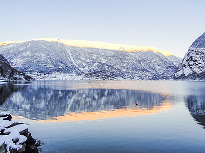 挪威Framfjorden河冰冻的峡湾湖河流的冬季风景 冻结 环境图片