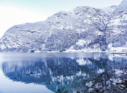挪威Framfjorden河冰冻的峡湾湖河流的冬季风景 全景 山脉图片