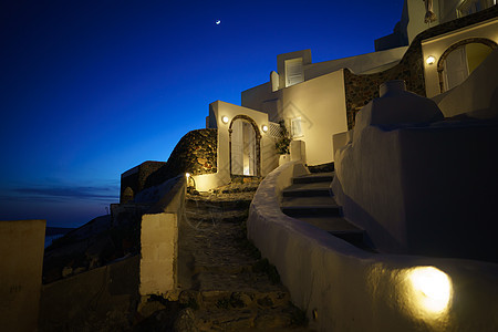 夜晚在浪漫的村庄里 在奥亚的白色酒店 圣托里尼 格里图片