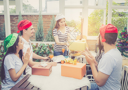 亚洲群体男女提供礼品盒和庆祝会 亚组人 女孩图片