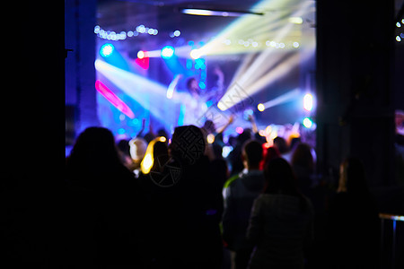 音乐会背景模糊 模糊的人在背景中与原始散景灯一起跳舞-散焦图像 具有迪斯科俱乐部的艺术气息-夜生活与音乐和娱乐的概念 乐队 居住图片