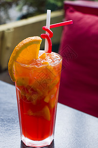 含柑橘的酒精鸡尾酒和柠檬水 冰 柚子 薄荷 果汁图片