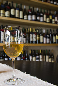 餐桌上满满的白酒杯 酒瓶背景 葡萄酒杂志以及餐馆和酒吧的商店 品酒 咖啡店图片