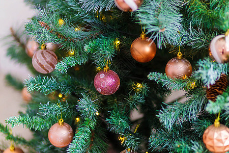 美丽的圣诞树装饰着丰富多彩的玩具和园林 明信片图片