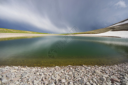 阿尔卑斯山湖地貌 多姿多彩的自然观 格鲁吉亚湖 旅行目的地 风景 夏天图片