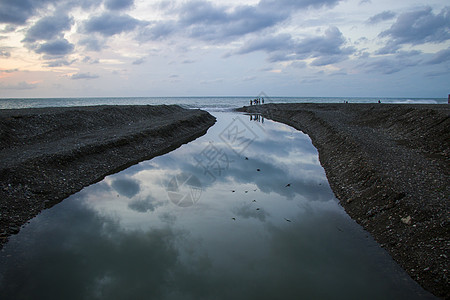 在格鲁吉亚巴图米的黑海海滩 人们在节假日和假期 海景和海浪背景图片